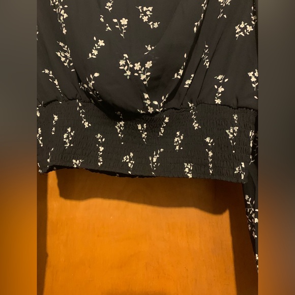 NWOT Love Tree Size M Black Floral Crop Top - Picture 4 of 6